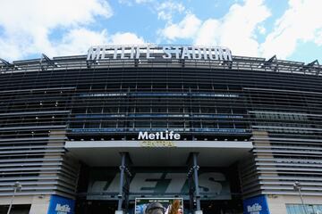 La casa del Super Bowl 38 no sólo alberga a dos equipos de la NFL, también es uno de los centros más concurridos para conciertos y eventos especiales ajenos al deporte. La estructura tuvo un costo de $1.6 mil millones de dólares y cuenta con 2,200 televisiones con HD y cuatro de 30’x118’ alrededor del campo.