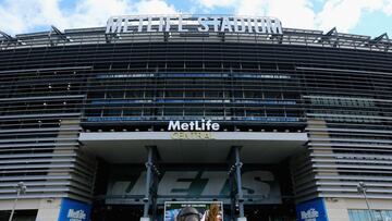 La casa del Super Bowl 38 no sólo alberga a dos equipos de la NFL, también es uno de los centros más concurridos para conciertos y eventos especiales ajenos al deporte. La estructura tuvo un costo de $1.6 mil millones de dólares y cuenta con 2,200 televisiones con HD y cuatro de 30’x118’ alrededor del campo.