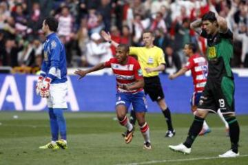 Brahimi marca el 1-0.