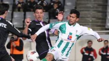 <b>GOLEADOR. </b>Patiño, autor del primer tanto del Córdoba, pelea el balón con Marc Valiente.