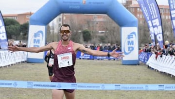 Dani Arce cruza la línea de meta.