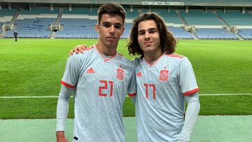 Gabri Veiga y Miguel Rodríguez posan con la camiseta de la selección española durante una convocatoria con el combinado Sub-18.