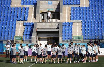 La selección esapñola se ejercita en el estadio Petrovsky.