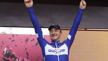 Elia Viviani celebra su victoria en el podio en la tercera etapa del Giro de Italia 2018 con final en Eilat.
