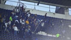 Aficionados de Pumas arman batalla campal en las tribunas del estadio Azteca