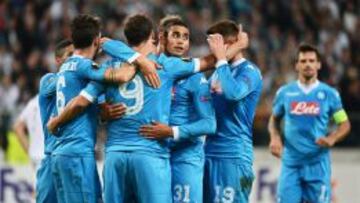 Higuaín celebra junto a sus compañeros el gol que le marcó al Legia en Europa League.