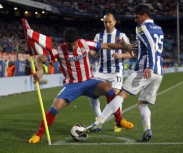 Raúl García ante Héctor Moreno y Petrov durante el partido de Liga contra el Espanyol en 2013.