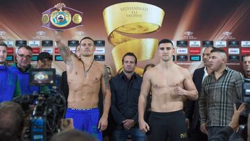 Oleksandr Usyk y Marco Huck en el pesaje previo a su combate en las World Boxing Super Series de boxeo.