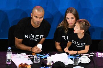 El ex jugador de baloncesto francés Tony Parker y su pareja Agathe Teyssier, viendo la competición de judo masculino +100kg.