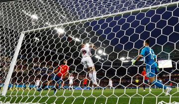 Romain Saiss despej¨® un cabezazo de Isco.