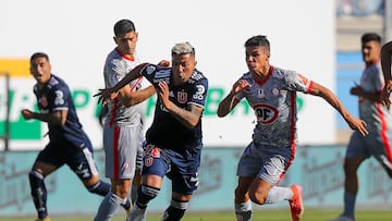 Futbol, Universidad de Chile vs Union La Calera.
Fecha 34, campeonato Nacional 2021.
El jugador de Universidad de Chile Nahuel Lujan, juega el balón contra Union La Calera durante el partido por primera división realizado en el estadio El Teniente.
Rancagua, Chile.
05/12/2021
Jose Alvujar/Photosport
Football, Universidad de Chile vs Union La Calera.
34rd date, 2021 National Championship.
Universidad de Chile’s player Nahuel Lujan,, play the ball against Union La Calera during football match for first division at El Teniente stadium in Rancagua, Chile.
05/12/2021
Jose Alvujar/Photosport