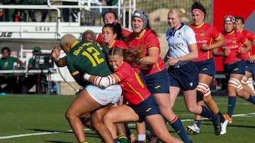 Un momento del partido amistoso internacional de rugby femenino entre las selecciones de España y Sudáfrica, disputado este sábado en el campo de rugby del Bonalba Resort de Mutxamel.
