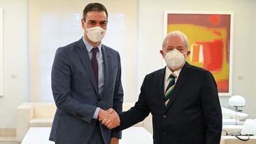 In this handout photograph taken and released by La Moncloa on November 19, 2021, Spain's Prime Minister Pedro Sanchez (L) shakes hands with Brazil's ex-president Luiz Inacio Lula da Silva before their meeting at La Moncloa Palace in Madrid. (Photo by Borja Puig de la BELLACASA / LA MONCLOA / AFP) / RESTRICTED TO EDITORIAL USE - MANDATORY CREDIT "AFP PHOTO / LA MONCLOA / BORJA PUIG DE LA BELLACASA " - NO MARKETING - NO ADVERTISING CAMPAIGNS - DISTRIBUTED AS A SERVICE TO CLIENTS
