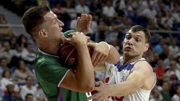 Alen Omic, p&iacute;vot del Unicaja, lucha por el rebote con Jonas Maciulis.