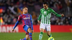 BARCELONA, SPAIN - DECEMBER 04: Sergino Dest of FC Barcelona is challenged by Juanmi of Real Betis  during the La Liga Santander match between FC Barcelona and Real Betis at Camp Nou on December 04, 2021 in Barcelona, Spain. (Photo by Alex Caparros/Getty Images)