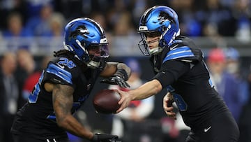 DETROIT, MICHIGAN - JANUARY 05: Jared Goff #16 of the Detroit Lions hands the ball off to Jahmyr Gibbs #26 during the fourth quarter against the Minnesota Vikings at Ford Field on January 05, 2025 in Detroit, Michigan. Mike Mulholland/Getty Images/AFP (Photo by Mike Mulholland / GETTY IMAGES NORTH AMERICA / Getty Images via AFP)