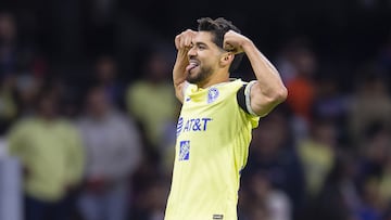 Henry Martín festeja su tercer gol en contra de Mazatlán.