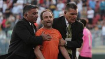 Un hincha &aacute;rabe cruz&oacute; toda la cancha para encarar al &aacute;rbitro y al portero Agust&iacute;n Ori&oacute;n. 