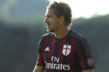 Alessio Cerci (23-07-1987) vino al Atlético precedido de una gran fama, extremo de gran habilidad, con facilidad para hacer goles, desequilibrante... Nada de eso pudo demostrar en la campaña 2014-15 vestido de rojiblanco. Llegó procedente del Torino y únicamente jugó once partidos e hizo un gol. La entidad madrileña pagó 16 millones de euros por su traspaso. Anteriormente había jugado en la Roma, Brescia, Pisa... El Atlético lo cedió al Milan en el mercado de invierno de esa temporada y el ejercicio 2015-16 empezó de milanista. Pero fue cedido al Bolonia. Regresó al Atlético en la campaña 2016-17. Jugó dos partidos. Un fracaso en toda regla. Se marchó al Verona.