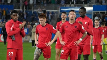 Los jugadores del Sevilla, tras perder en Mendizorroza.