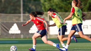 Peke conduce la pelota en un entrenamiento de la selecci&oacute;n.