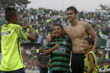 Gran recibimiento de la hinchada de Nacional 