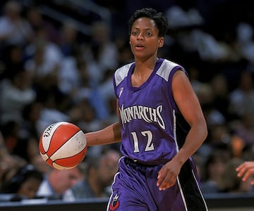 El gran ejemplo de la lucha contra el cncer de pecho en la WNBA, la gran liga femenina profesional de baloncesto de Estados Unidos. Campeona del mundo con el Team USA en 1998, Edna Campbell fue una estrella universitaria con las Lady Longhorns de Texas antes de ser elegida con el nmero 10 del draft en 1999. Jug en Phoenix, Seattle y Sacramento, donde se le diagnostic el cncer de pecho en 2002, durante la segunda de sus cuatro temporadas en California. Ya en tratamiento, jug el ltimo partido de esa temporada, que enfrent a sus dos ltimos equipos, Seattle Storm y Sacramento Monarchs. Y sigui jugando despus mientras se recuperaba. Se retir en 2006 y se convirti en enfermera y entrenadora. Tambin en portavoz de la WNBA en la lucha contra el cncer y en la historia ms inspiradora de la historia de la WNBA segn una votacin realizada entre los aficionados. 