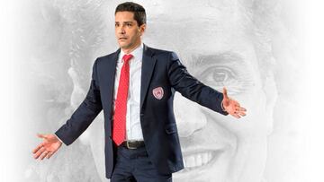 Sfairopoulos, un loco de los banquillos dirige al Olympiacos