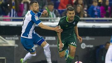 Javi Fuego agarra a Dani Ceballos durante el Espanyol-Betis.