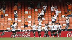 La grada, durante el partido Valencia-Eibar.