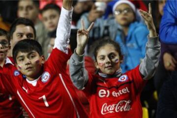 Futbol, Chile v Jamaica.
Partido amistoso 2016.
Hinchas de la seleccion chilena alientan, antes del partido con Jamaica en el estadio Sausalito de ViÃ±a del Mar, Chile.
27/05/2016
Marcelo Hernandez/Photosport**********

Football, Chile v Jamaica.
Chile's fans cheer before the game against Jamaica for friendly football match held at the Sausalito stadium in Vina del Mar, Chile.
27/05/2016
Marcelo Hernandez/Photosport