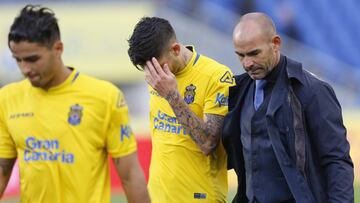 Los jugadores de Las Palmas se retiran cabizbajos.