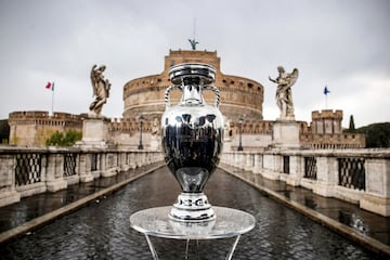 El trofeo de la Eurocopa 2020 se muestra en el puente de SantAngelo de Roma, ciudad que acogerá el partido inaugural de la competición, donde se enfrentarán Italia y Turquía. La Copa inicia así un periplo en el que visitará todas las ciudades que serán sede del torneo.