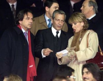 Suárez estuvo presente en la final de la Copa del Rey 2002 entre el Real Madrid y el Deportivo de la Coruña. En la imagen con Gómez Angulo y Esperanza Aguirre.