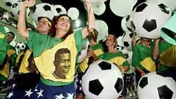 <b>MAL FARIO.</b> La escuela de samba que este año le rindió un emotivo homenaje al mítico jugador de fútbol Pelé, quedó como colista en el carnaval de Sao Paulo, confirmando la mala suerte que tienen los pronsticos del jugador brasileño.