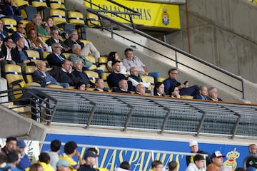 El palco del Estadio de Gran Canaria. Presidi谷ndolo, Miguel ?ngel Ram赤rez.