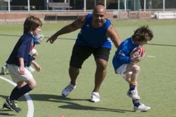 Lomu se retiró en 2010 cuando jugada en el Marseille Vitrolles.
En la imagen, en un campus con niños en 2011.