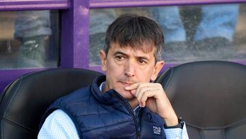VALLADOLID, SPAIN - NOVEMBER 05: Head coach Jose Rojo 'Pacheta' of Real Valladolid reacts during the LaLiga Santander match between Real Valladolid CF and Elche CF at Estadio Municipal Jose Zorrilla on November 05, 2022 in Valladolid, Spain. (Photo by Juan Manuel Serrano Arce/Getty Images)