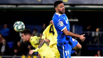 Quintilla y Jorge Molina pelean por un balón durante el Villarreal-Getafe.