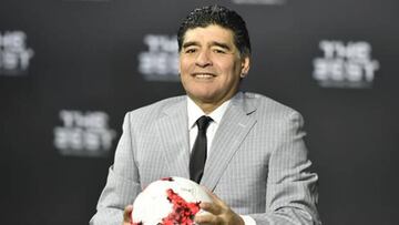 Maradona, una de las 8 manos inocentes del sorteo del Mundial