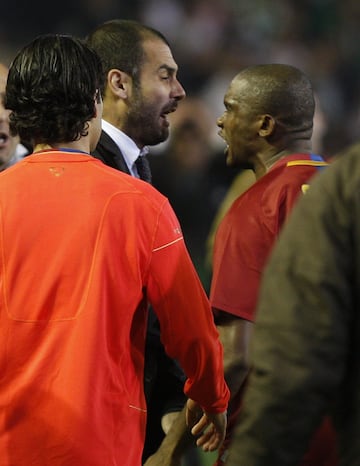 En el partido Betis-Barcelona del 14 de febrero de 2009, Eto'o discute su posición en el campo con Guardiola. Éste le pide que se cambie por Messi pero no lo hace, y acaba marcando el gol del empate.