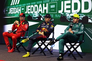 Charles Leclerc, Sergio Pérez y Fernando Alonso durante la rueda de prensa posterior a la calificación. 