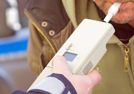 ‘Revienta’ el alcoholímetro en un control: los agentes no podían creerse la cifra que veían porque es un récord