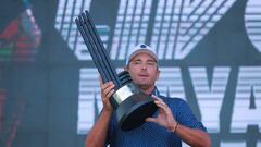 El golfista estadounidense Charles Howell posa con el trofeo de campeón tras conquistar el LIV Golf Invitational de Mayakoba en Playa del Carmen.