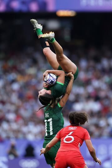 La irlandesa Erin King protagoniz¨® un acto heroico para evitar que su compa?era Emily Lane sufra un estrepitoso accidente en pleno partido de rugby 7 contra Gran Breta?a.