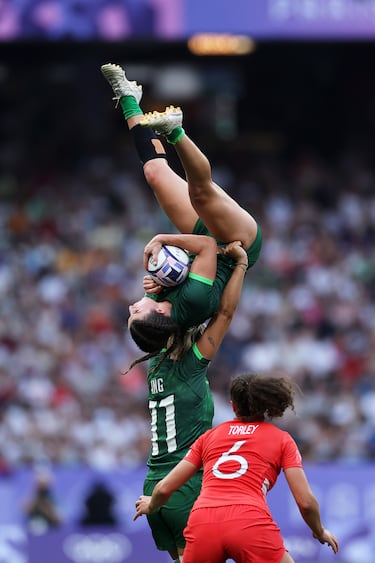 La irlandesa Erin King protagonizó un acto heroico para evitar que su compañera Emily Lane sufra un estrepitoso accidente en pleno partido de rugby 7 contra Gran Bretaña.
