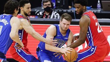 PHILADELPHIA, PENNSYLVANIA - FEBRUARY 25: Ben Simmons #25 and Joel Embiid #21 of the Philadelphia 76ers guard Luka Doncic #77 of the Dallas Mavericks during the second quarter at Wells Fargo Center on February 25, 2021 in Philadelphia, Pennsylvania. NOTE TO USER: User expressly acknowledges and agrees that, by downloading and or using this photograph, User is consenting to the terms and conditions of the Getty Images License Agreement.   Tim Nwachukwu/Getty Images/AFP
 == FOR NEWSPAPERS, INTERNET, TELCOS &amp; TELEVISION USE ONLY ==