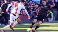 MADRID, 21/01/2023.- El centrocampista del Rayo Vallecano Santi Comesaña (i) pelea un balón con el centrocampista de la Real Sociedad Asier Illarramendi durante el partido de LaLiga  que se disputa este sábado en el estadio de Vallecas. EFE/ Zipi
