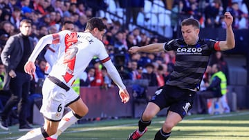 MADRID, 21/01/2023.- El centrocampista del Rayo Vallecano Santi Comesaña (i) pelea un balón con el centrocampista de la Real Sociedad Asier Illarramendi durante el partido de LaLiga  que se disputa este sábado en el estadio de Vallecas. EFE/ Zipi
