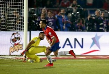 El delantero chileno anotó el penal que le dio a Chile su primera Copa américa. Además, fue figura indiscutida en la Premier League, y el pilar fundamental del Arsenal. 